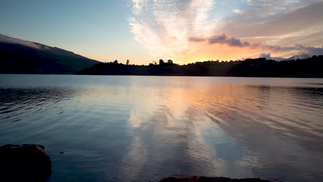 Un-Timelapse-Del-Amanecer-Del-Lago-De-Binelouidane-En-Marruecos