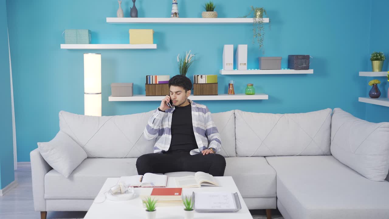화난 젊은이가 집에 와서 전화로 얘기하고 있습니다.