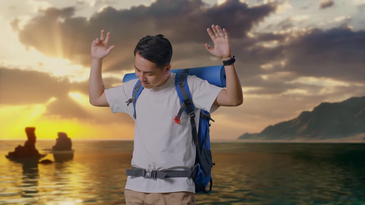 Pendaki Pria Asia Dengan Ransel Pendakian Gunung Menikmati Tarian di Pantai