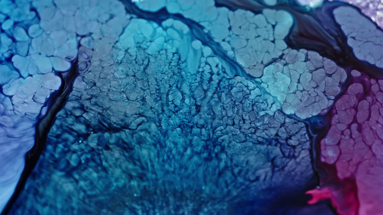 difusión de tinta azul y roja abstracta en el agua creando un patrón de mármol orgánico, disparo macro