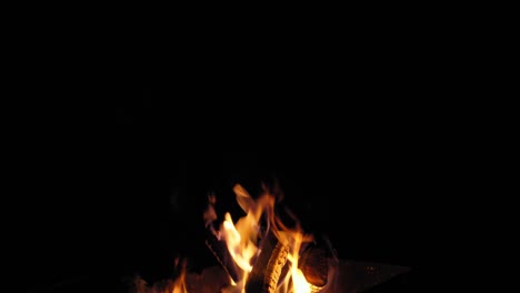superposición de llama ardiente sobre un fondo negro.