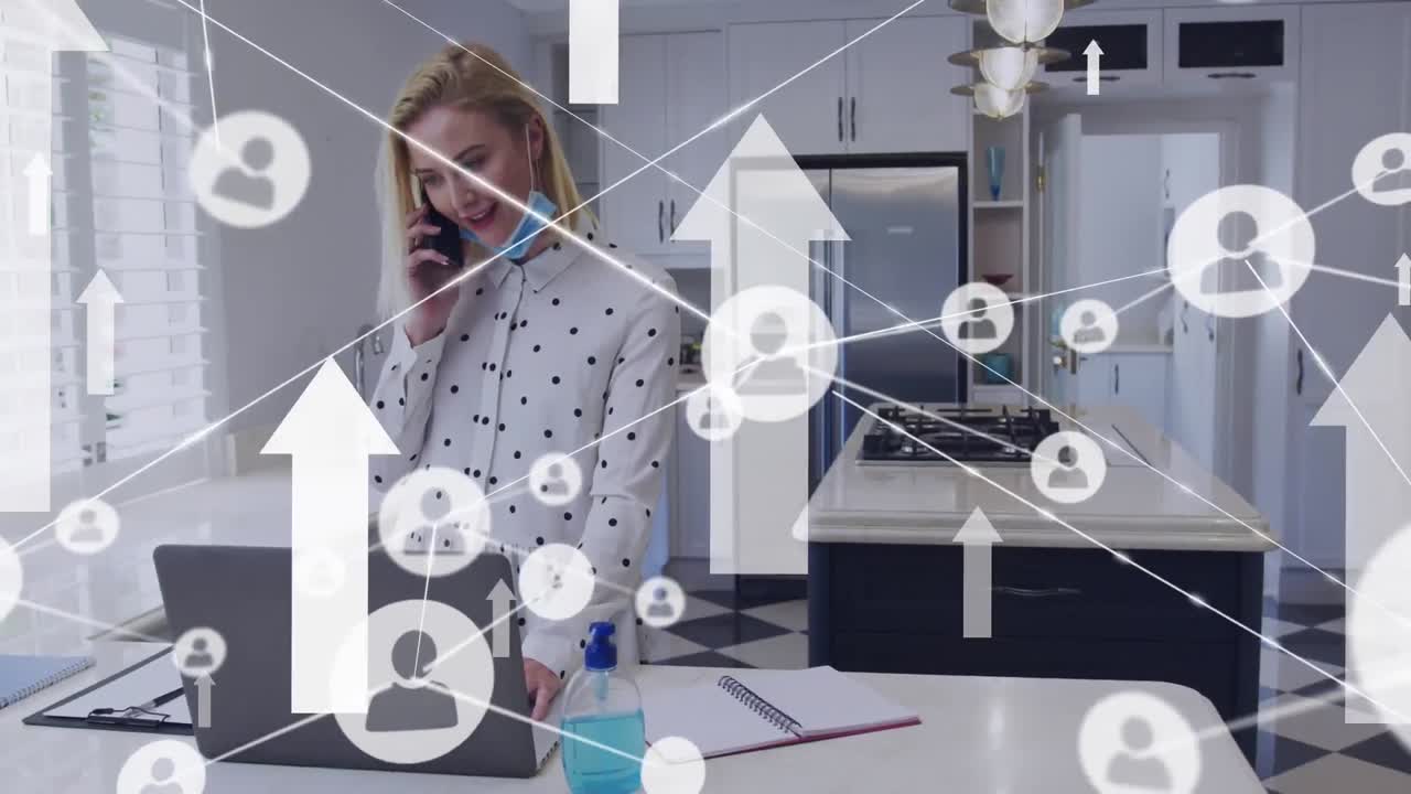 animación de iconos de los medios sobre una mujer caucásica con máscara facial usando un teléfono inteligente