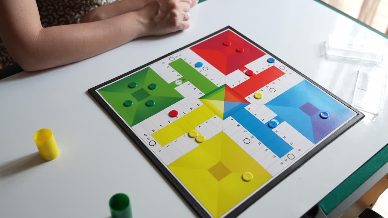 Una partita a Ludo su un tabellone colorato