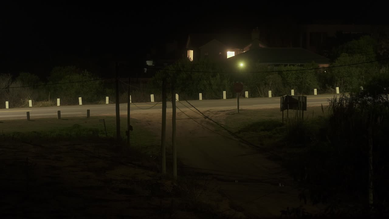 tiro de lapso de tiempo de tráfico en camino rural en la noche en punta del este en uruguay