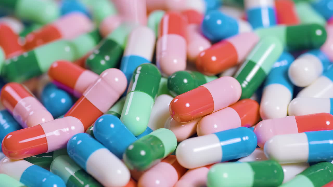Farmaci assortiti, capsule colorate, pillole e medicinali per trattamenti medici, che suggeriscono temi farmaceutici, salute, assistenza sanitaria, moderni integratori alimentari, vitamine e trattamenti per il benessere in farmacia.
