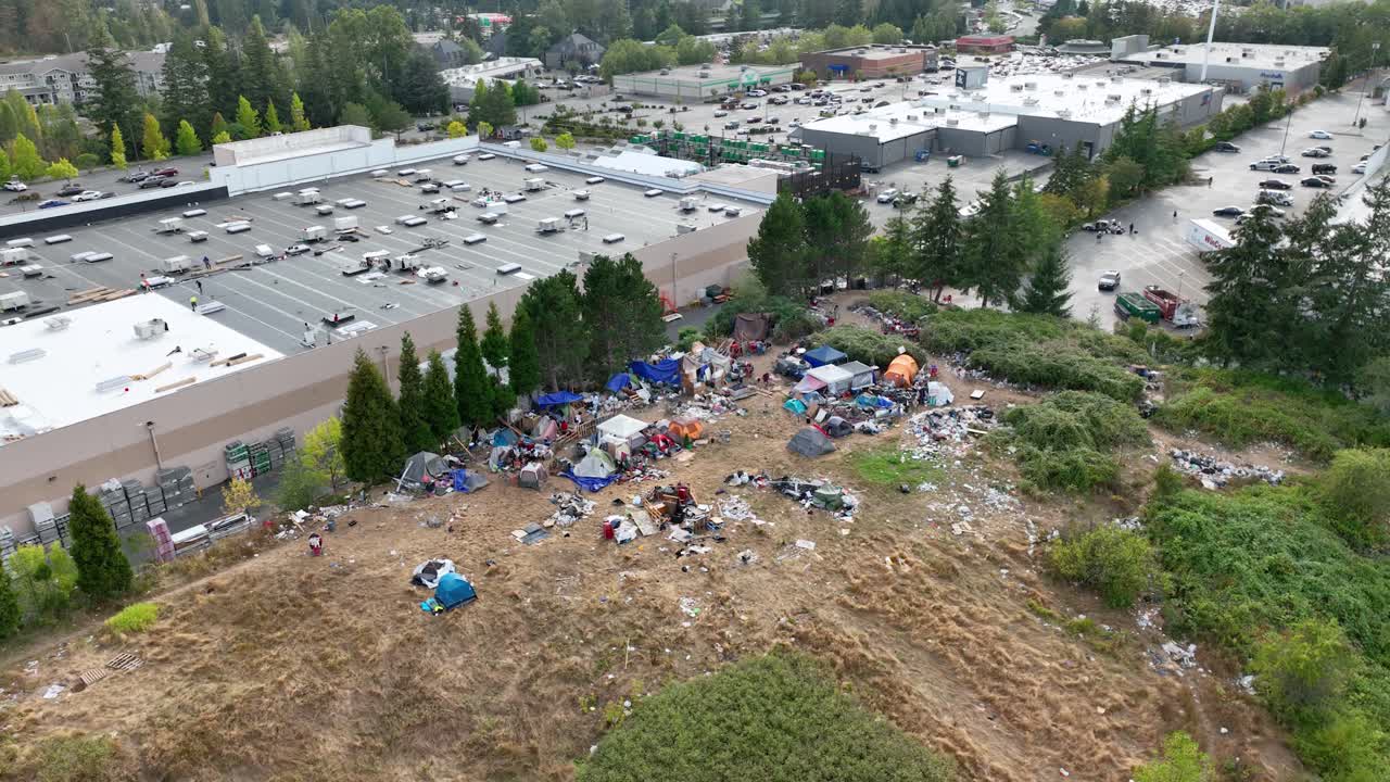 vista aérea de un campamento para personas sin hogar situado justo detrás de un gran complejo comercial en bellingham, washington