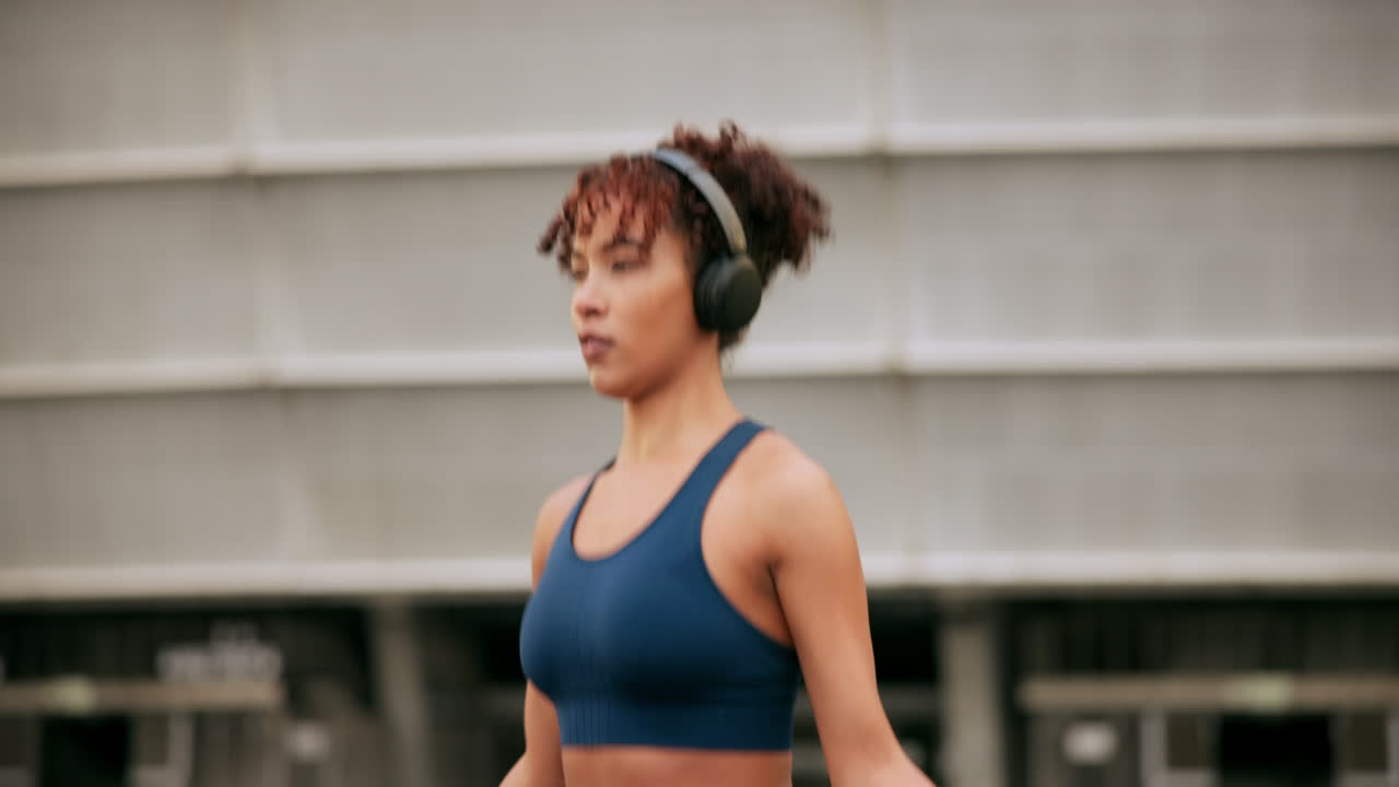 Mujer corriendo al aire libre con auriculares.