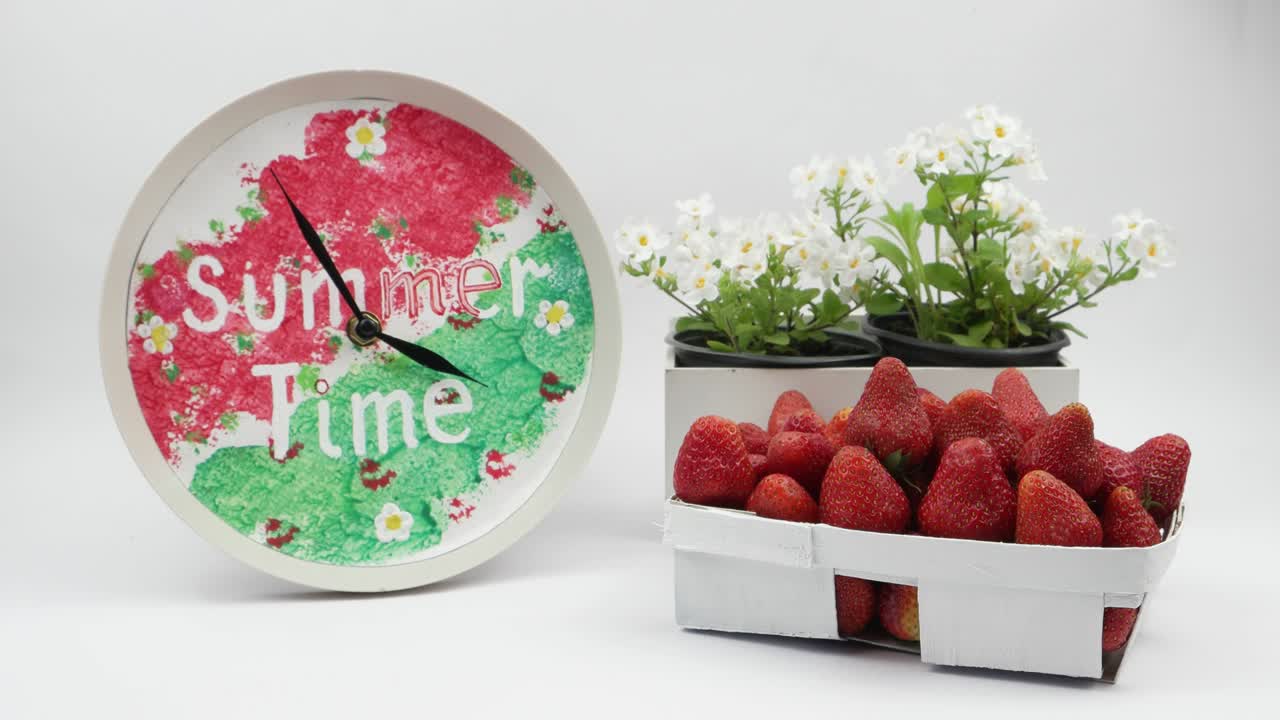 시계 표지판에 움직이는 시계와 새로 만든 딸기 바구니와  꽃 상자