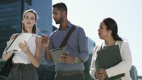 un grupo de jóvenes empresarios con