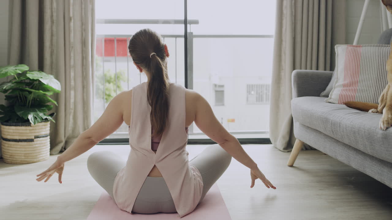 집 에서 요가 를 연습 하는 건강 한 여자 의 뒷면