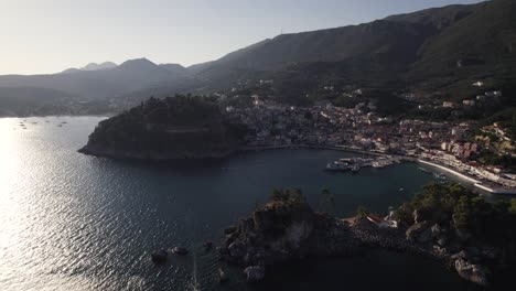 Islets-and-scenic-resort-town-on-Ionian-coastline,-Parga,-Greece