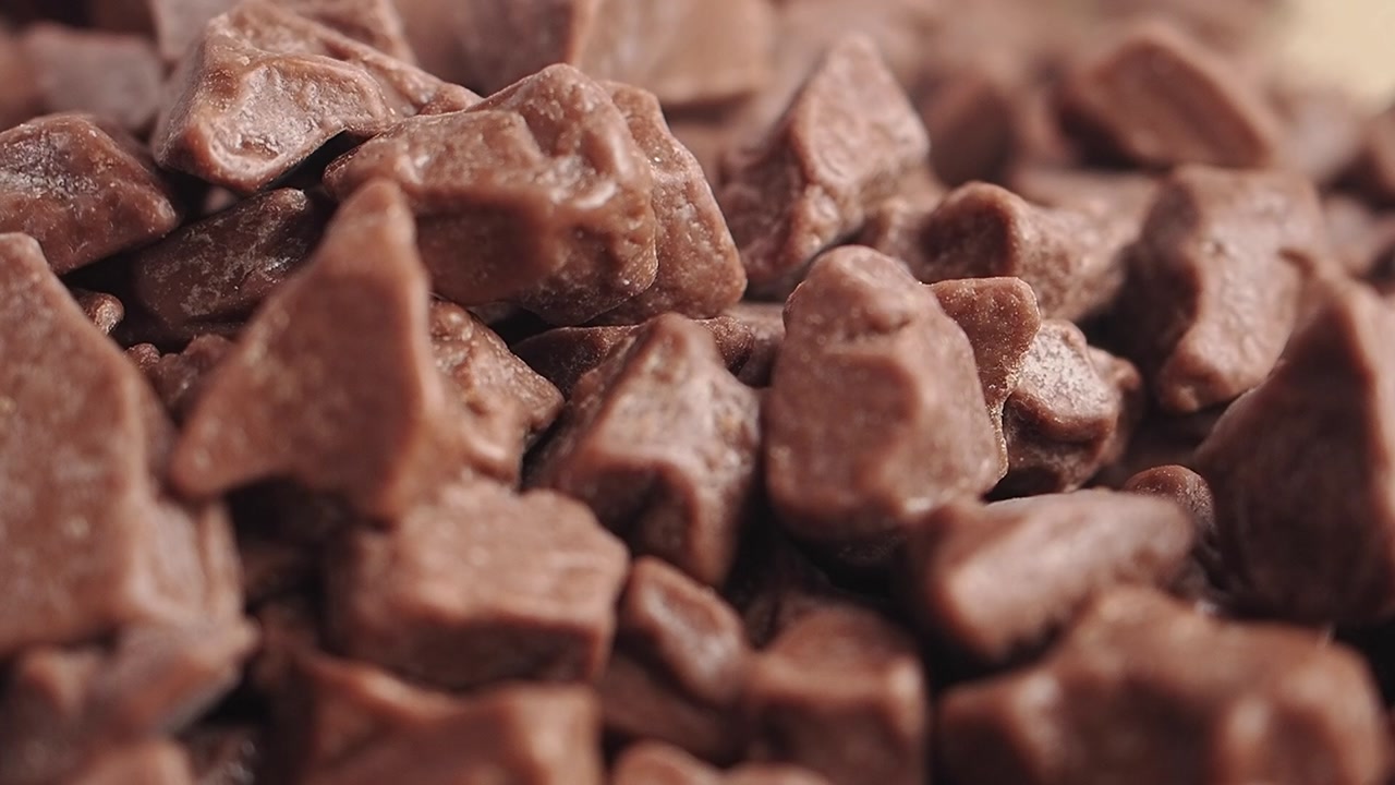 Squisiti pezzi di cioccolato che cadono al rallentatore