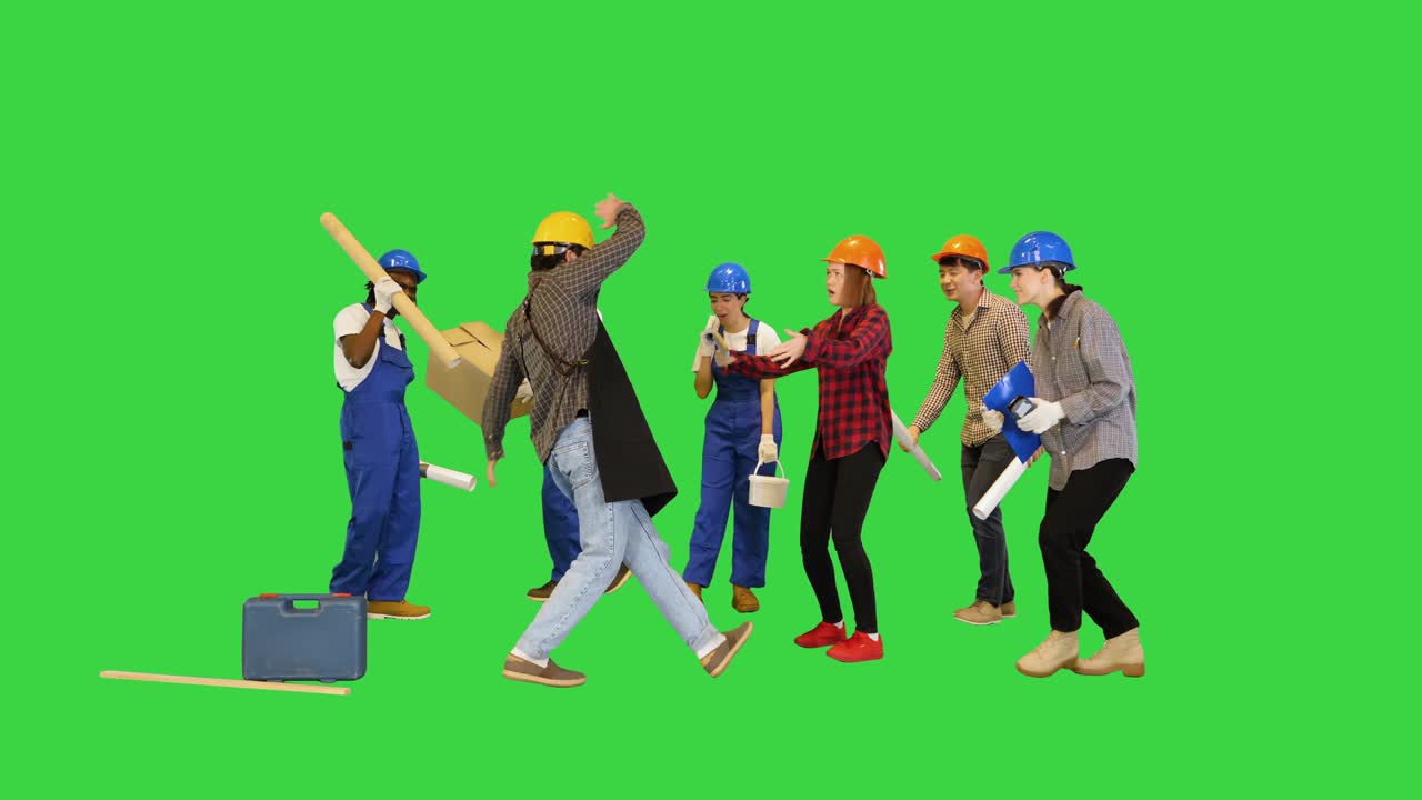 divertido equipo de construcción multiétnico bailando uno se está mostrando en una pantalla verde, clave de croma