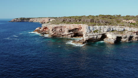 formación rocosa costera en la playa de s'amarador y mondrago en mallorca, españa