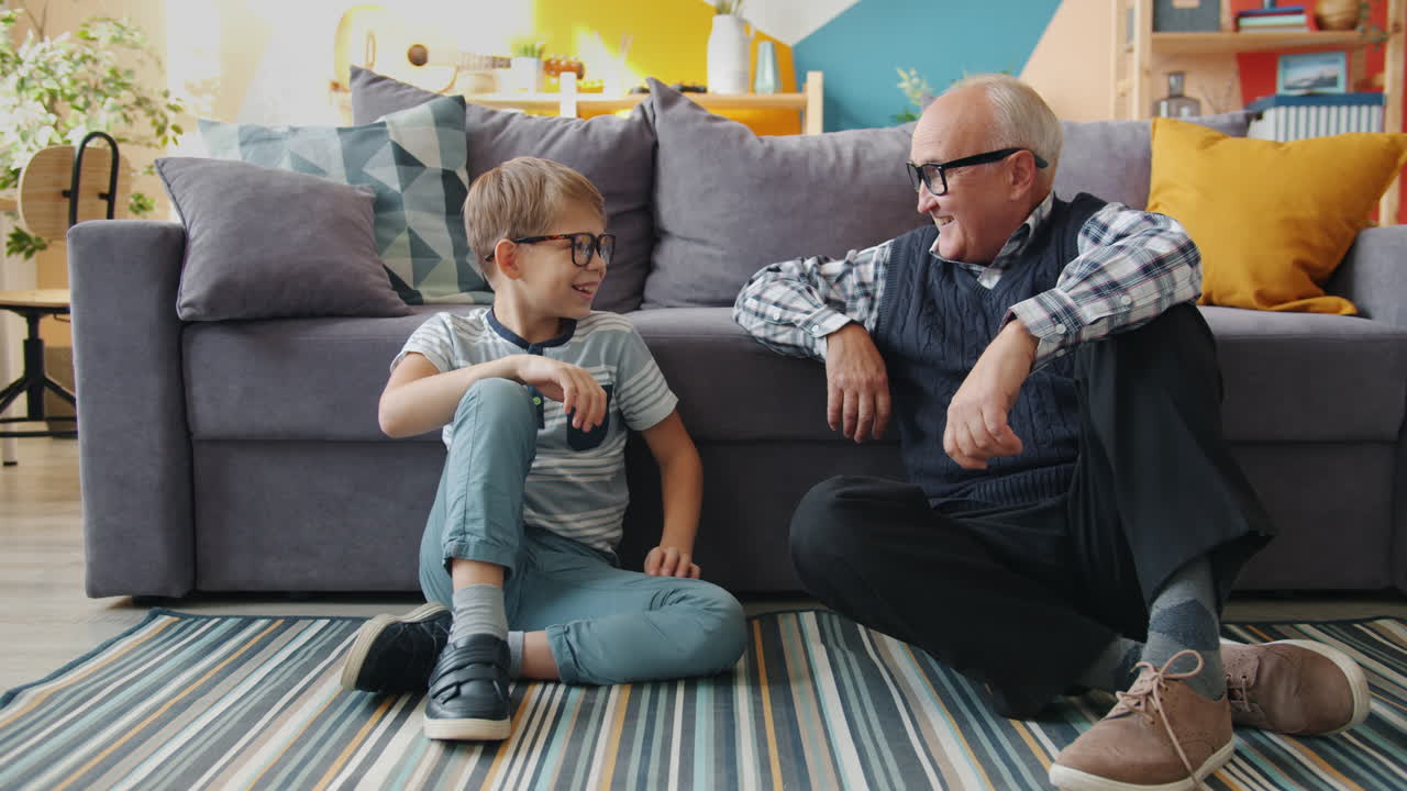 abuelo y nieto pasando tiempo de calidad juntos