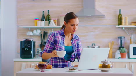 Mujer-Escribiendo-En-La-Computadora-Portátil