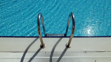 agarrar barras escalera en la piscina