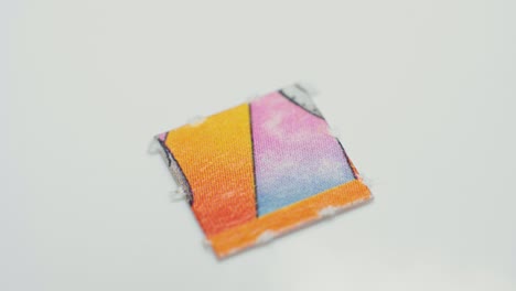 toma macro 4k de una pestaña ácida de lsd de sol naranja