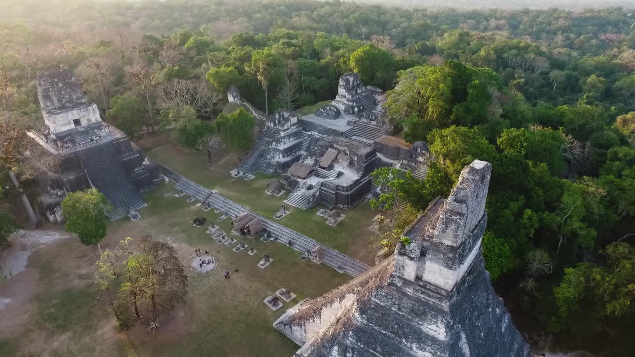 vista aérea de la plaza principal de tikal con dos antiguas pirámides en medio de la exuberante selva guatemalteca