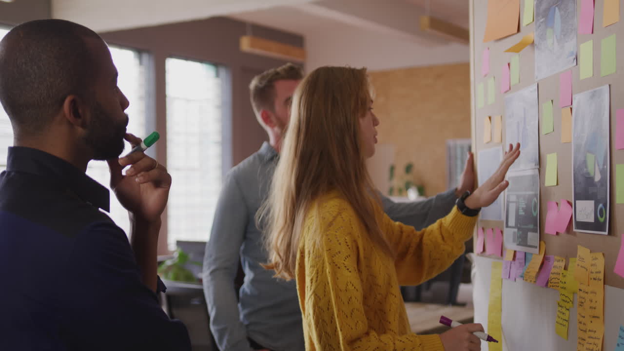 jóvenes profesionales creativos que trabajan en una oficina moderna