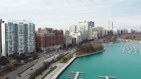 Apartamentos-Y-Condominios-A-Orillas-Del-Lago-De-Chicago,-Puerto-Vacío-De-Belmont,-Autopista-Estadounidense-41-Y-S-Dusable-Lake-Shore-Drive