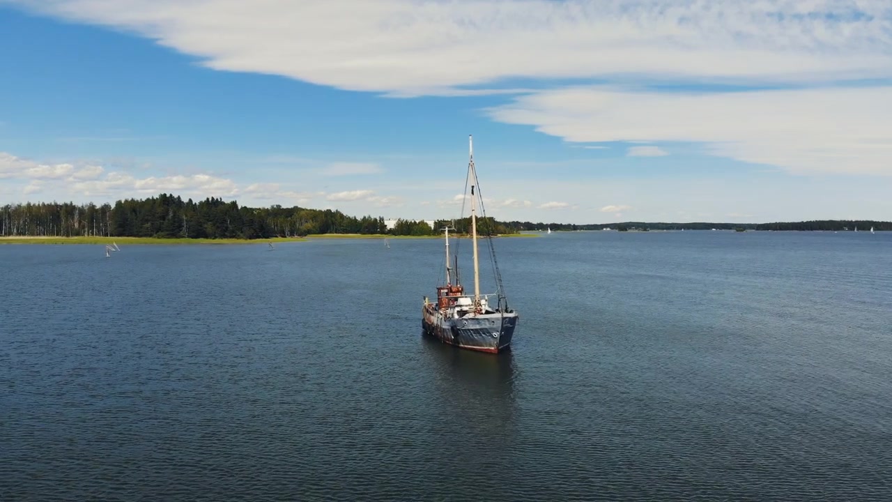 Drone-opname van een oud scheepswrak aan de kust van Zuid-Finland