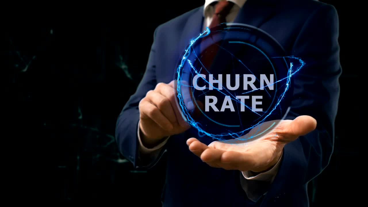 el hombre de negocios muestra el concepto de holograma de la tasa de abandono en su mano