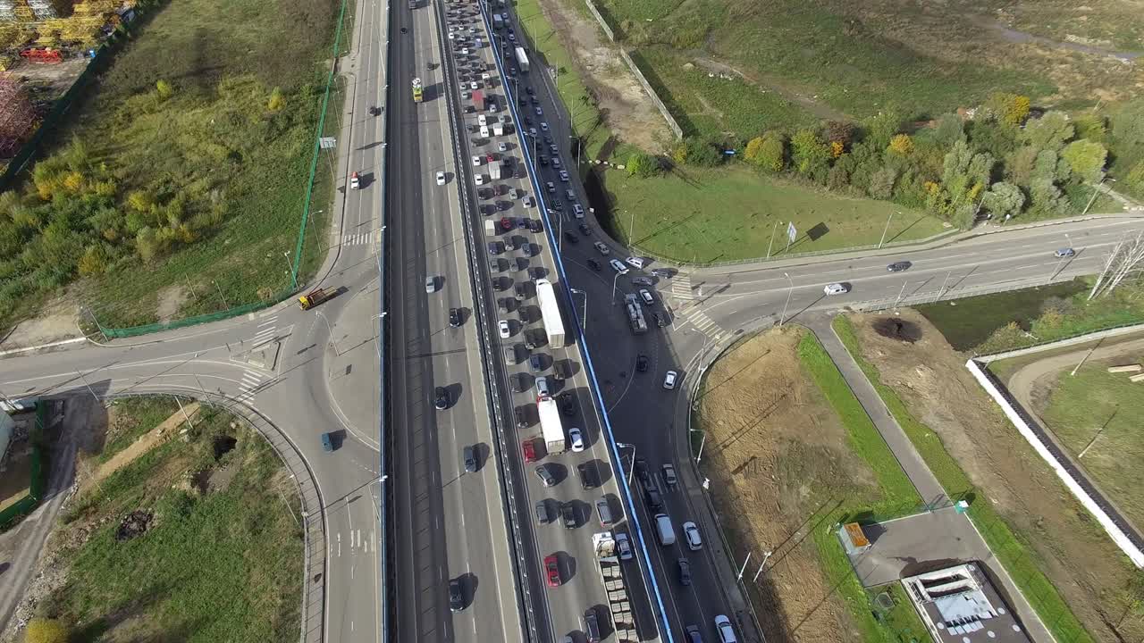 도시 교외의 비는 도로 교차로, 공중 사진