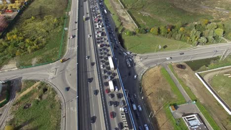 intercambio de carreteras ocupadas en los suburbios de la ciudad, vista aérea