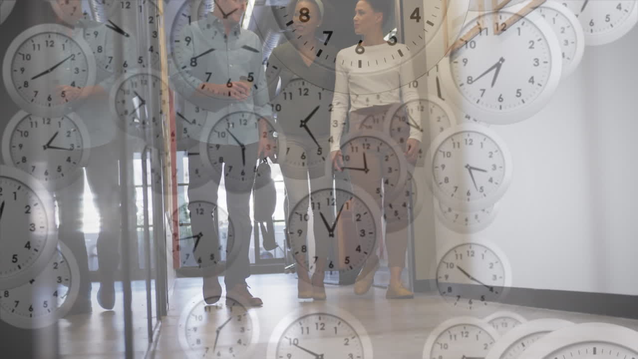 animación de relojes cayendo sobre diversos compañeros de trabajo compartiendo ideas y caminando por el pasillo de la oficina