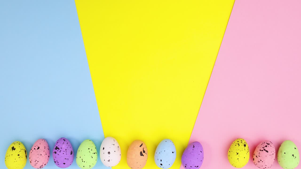 пасхальные яйца движутся внизу, а одно яйцо с ногами уходит.