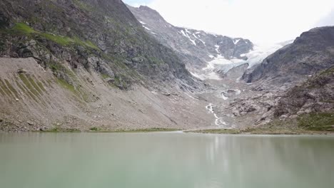 Flug-über-Mann-Auf-Luftmatratze-Im-See-Und-Steingletscher-In-Den-Urner-Alpen-In-Der-Schweiz