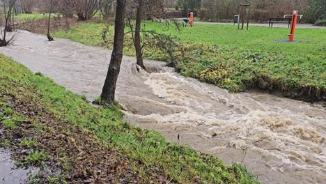 un arroyo furioso en la sauerland después de fuertes lluvias