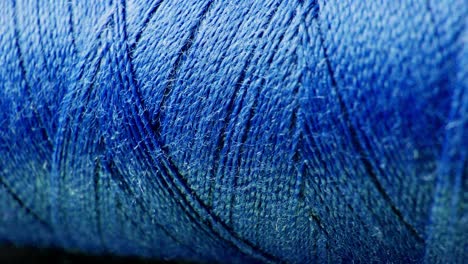 una gran racha de hilo en una fábrica de costura en el proceso de coser ropa. fábrica asiática.