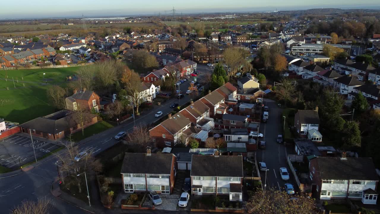 rainhill típico pueblo suburbano británico en merseyside, inglaterra vista aérea en círculo otoño vecindario del consejo residencial