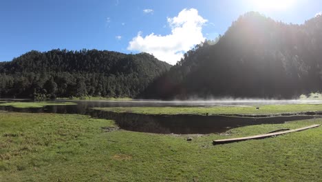 Aufnahmen-Des-Zempoala-Sees-Und-Seines-Nebels,-Der-Frühmorgens-In-Zentralmexiko-Aufsteigt