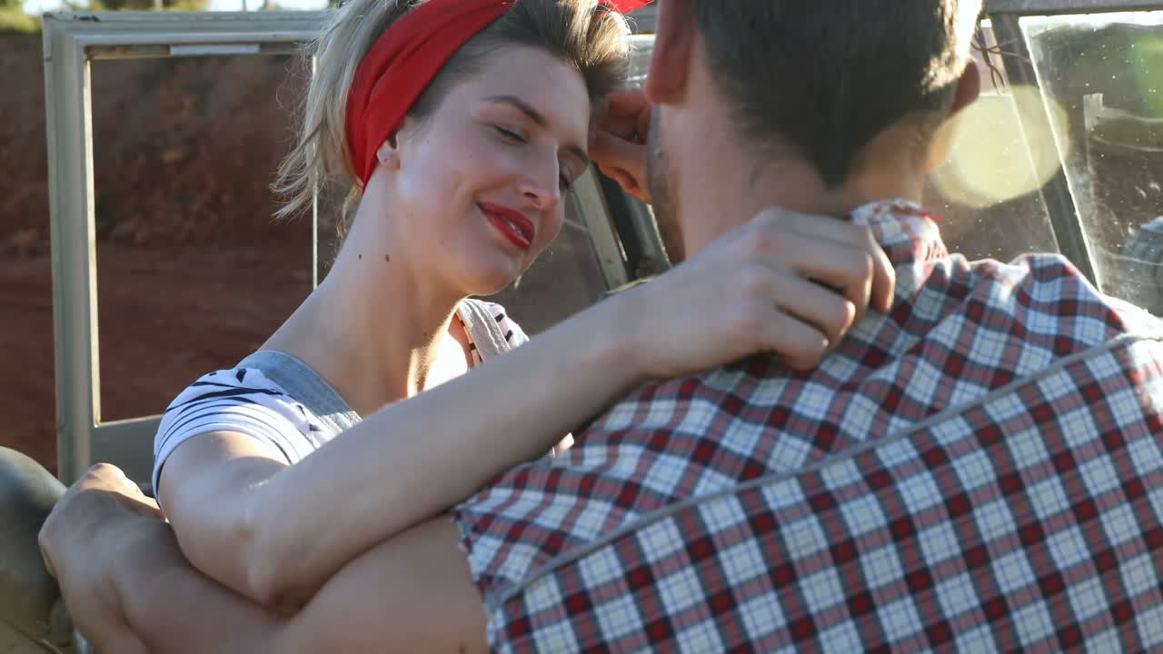 pareja interactuando entre sí en un coche 4k