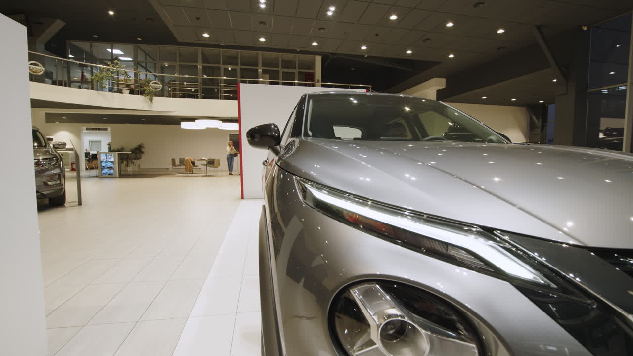nissan suv en una sala de exposiciones