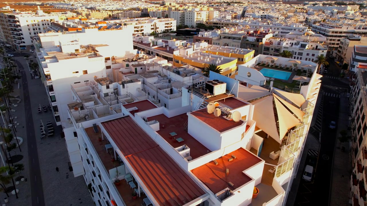 Hotele przy plaży wznoszą się nad panoramą miasta Lanzarote. Widok z lotu ptaka