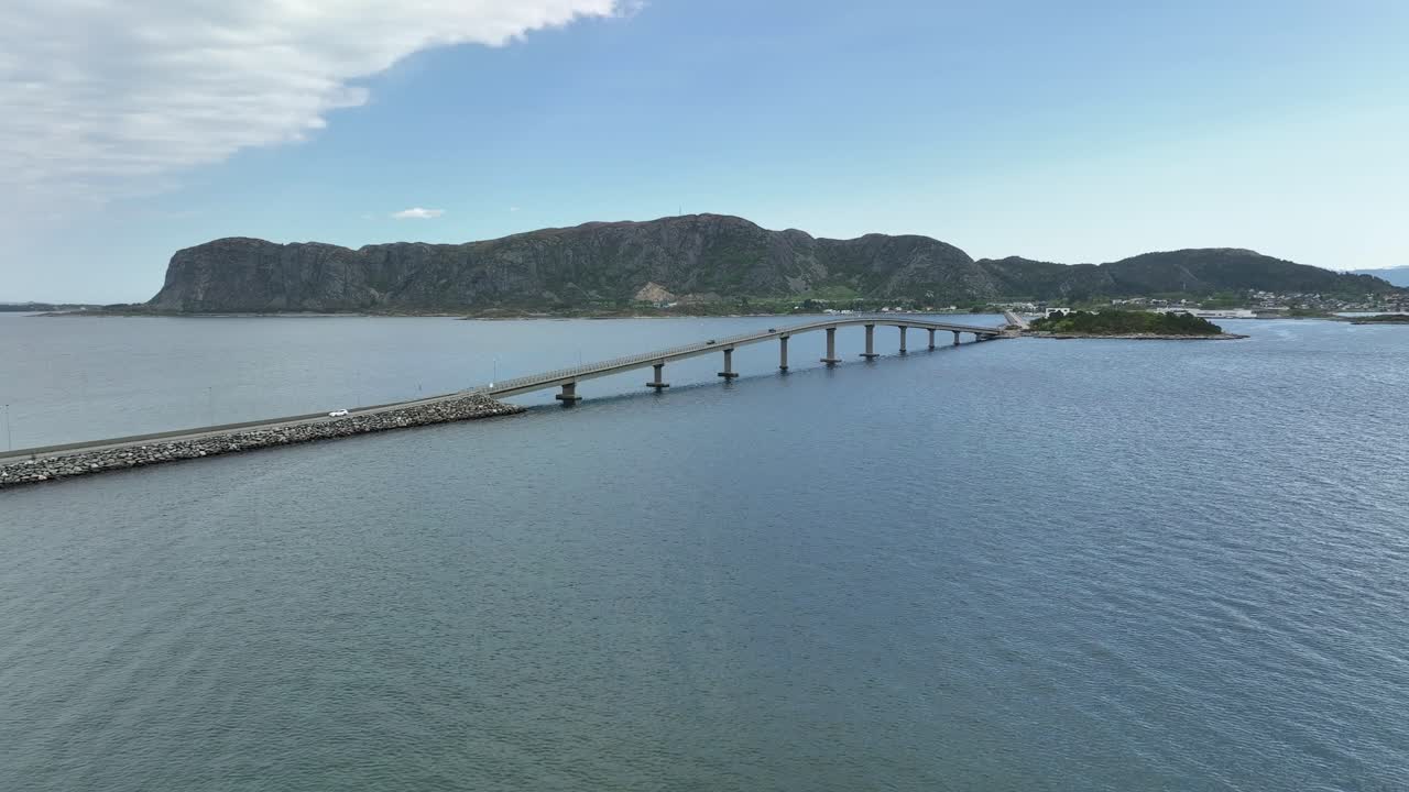 알레스룬트 외 ⁇ 의 발레드로이 섬과 고도이 섬 사이의 기스케 다리의 전체 파노라마 항공 전망 - 노르웨이의 여름 해안 풍경