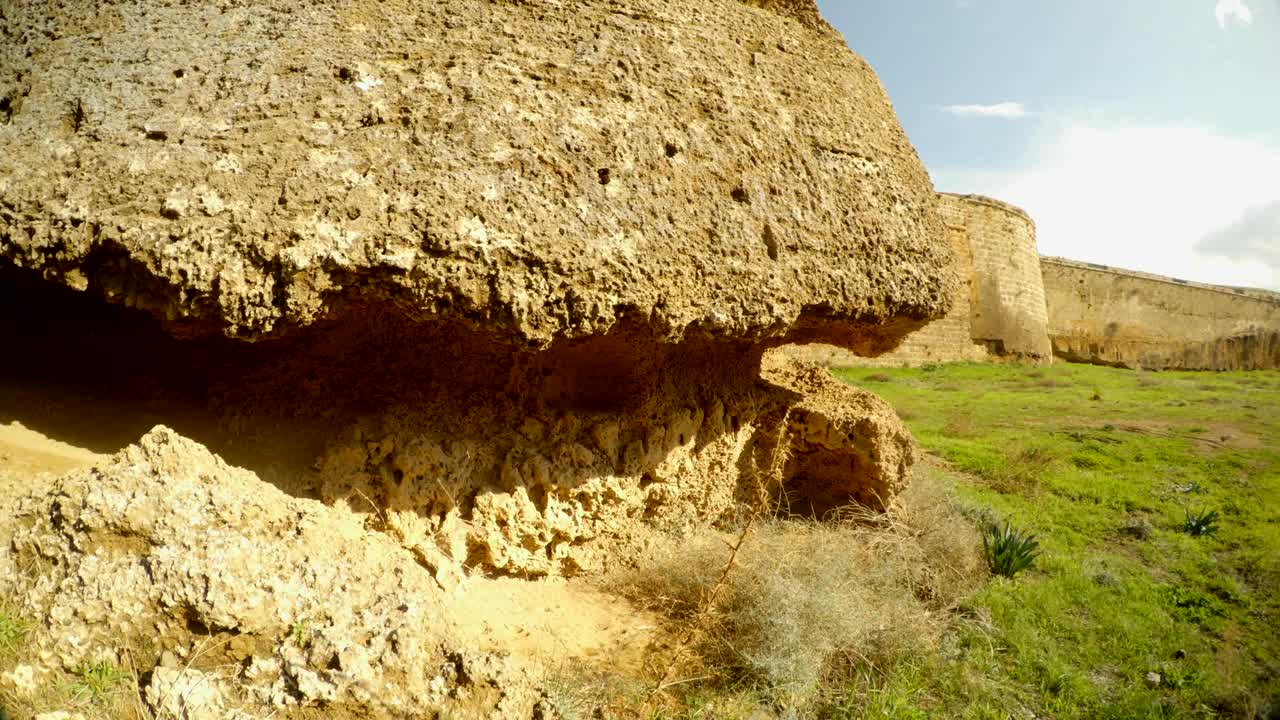높은 성벽과 깊은 하천 중세 요새 famagusta