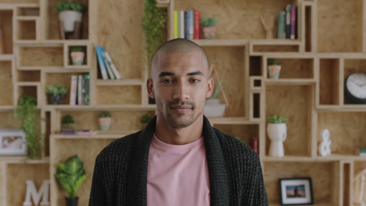 retrato de un joven atractivo y ambicioso que parece serio, pensativo y reflexivo.