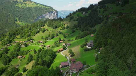 Vista-Aérea-Sobre-El-Campo-En-Wengen,-Suiza