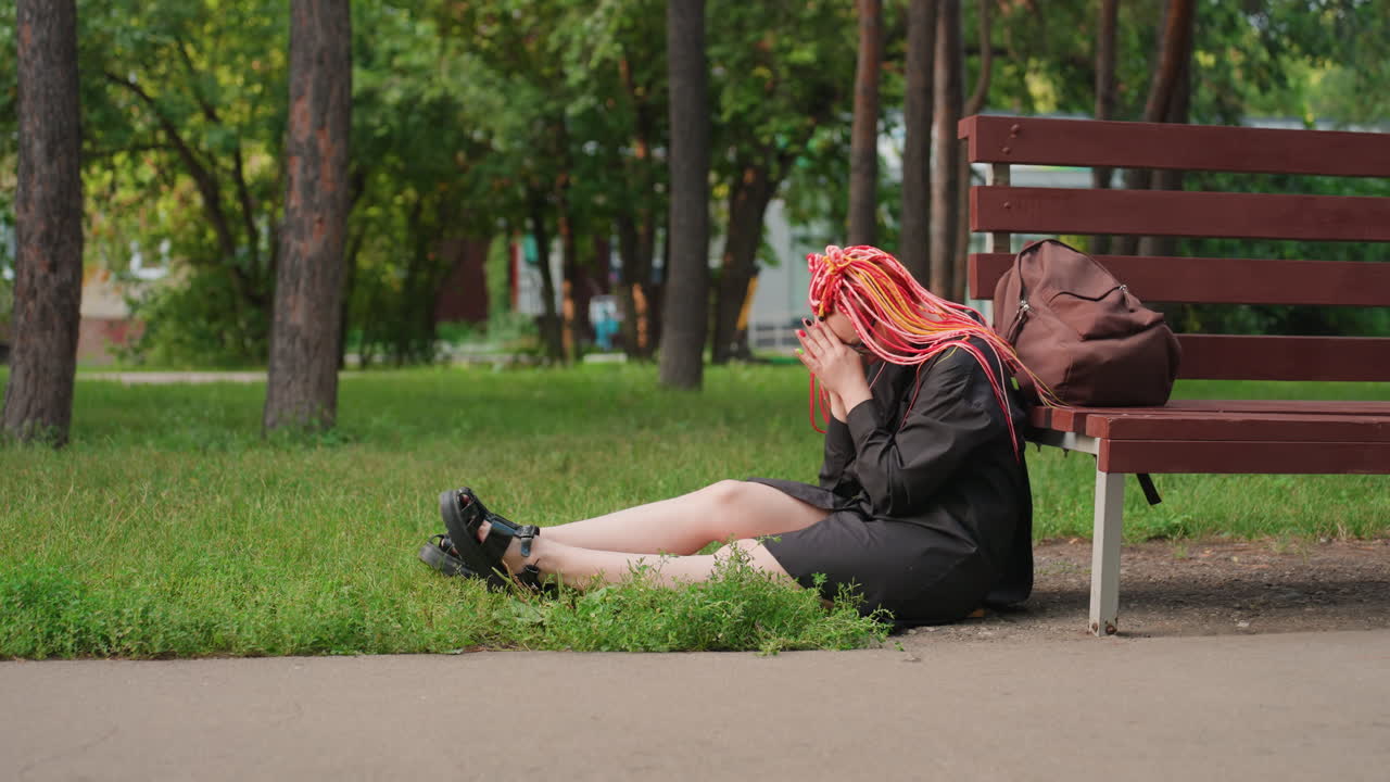 Женщина с дредами, элегантная женщина с очаровательной и выразительной прической из дредов, уверенно демонстрирующая свою уникальную и художественную прическу.