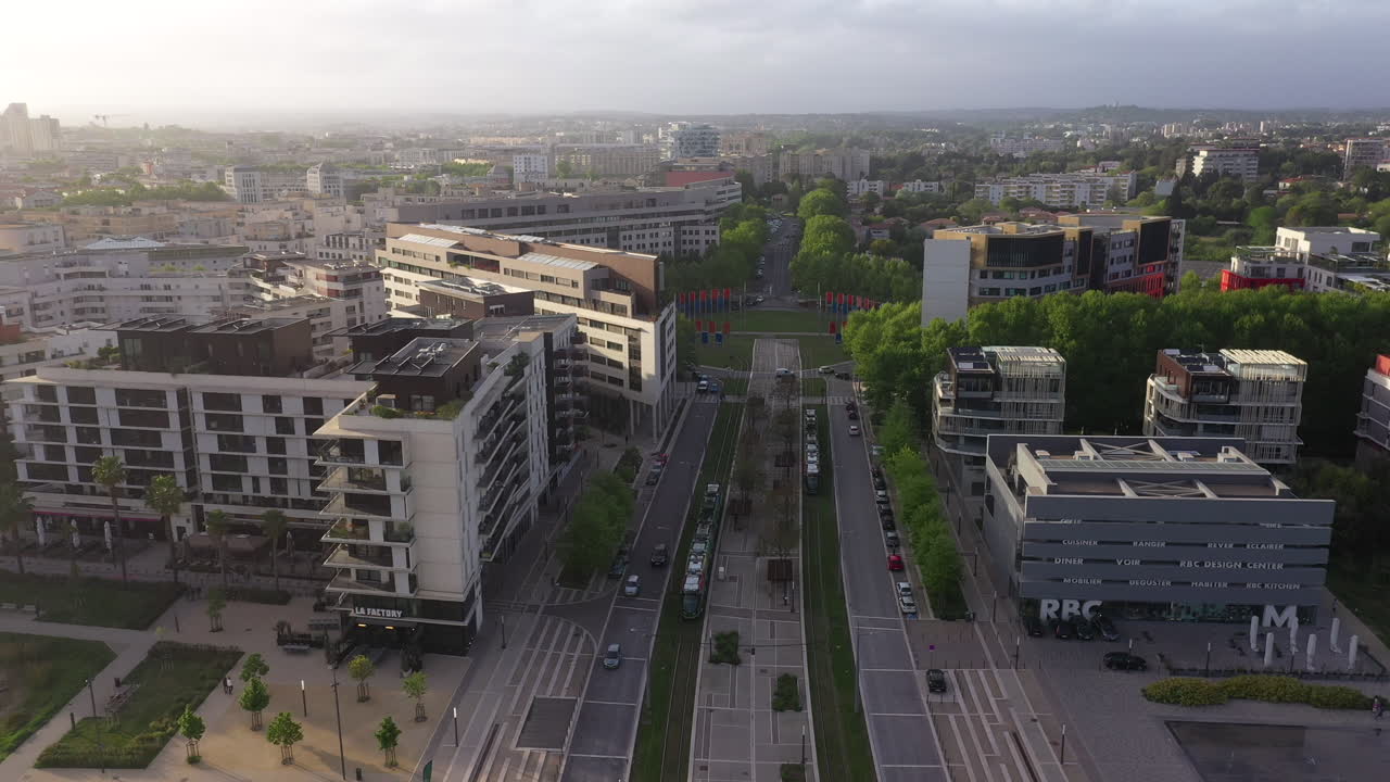 Ilmakuva, joka liikkuu taaksepäin raitiovaunun yllä Montpellierin Port Mariannen alueella.