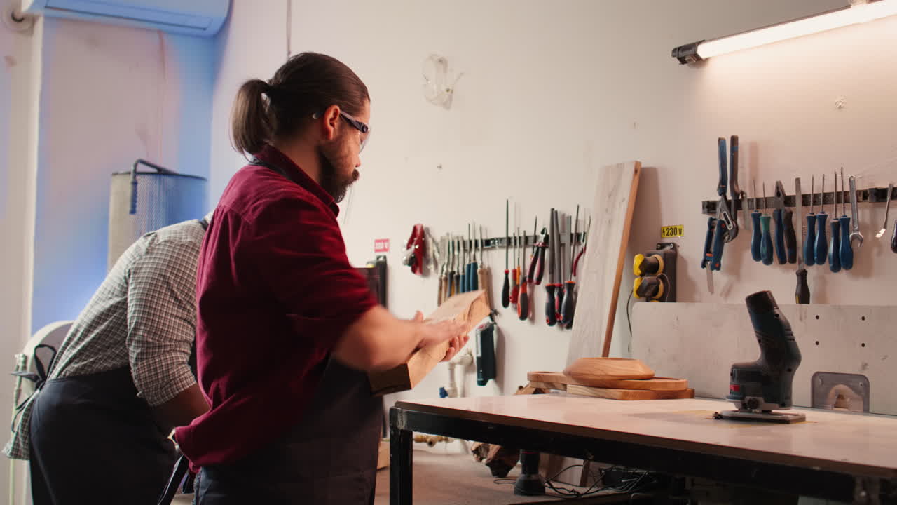 carpintero seleccionando material de madera de alta calidad en el taller de ensamblaje