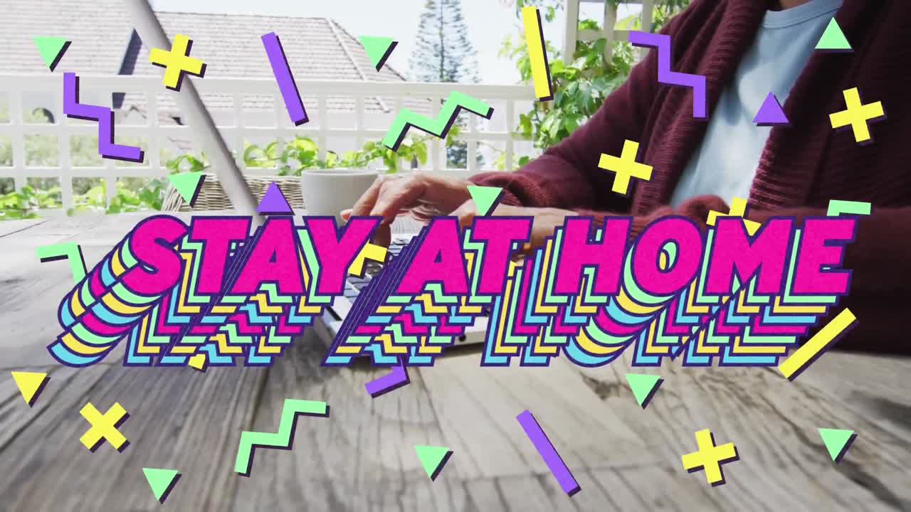 노인 여성이 노트북을 사용하는 중간 부분을 가로질러 집에 머무르는 텍스트의 애니메이션