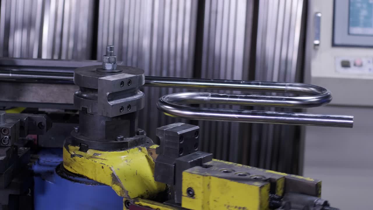 máquina de equipamiento industrial para la flexión de tubos metálicos en la fábrica. máquina automática de metalurgia para el torneado electrónico de tubos de metal y la flexión en frío en la sala industrial en la planta de fabricación