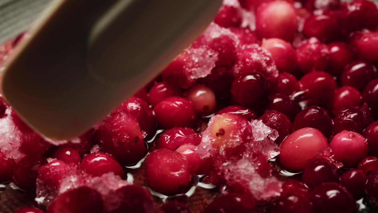 차를 위해 눈에 얼어붙은 크랜베리, 겨울 공원에서 크랜베리의 배경 클로즈업, 얼음 냉장고 매크로