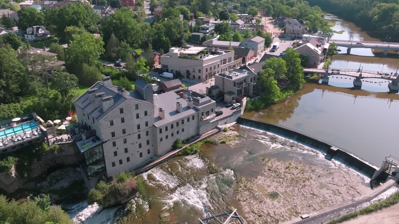 엘로라 밀 (elora mill) 은 그랜드 강 (grand river) 의 역사적인 19 세기 시내에서 60fps로 촬영되었습니다.